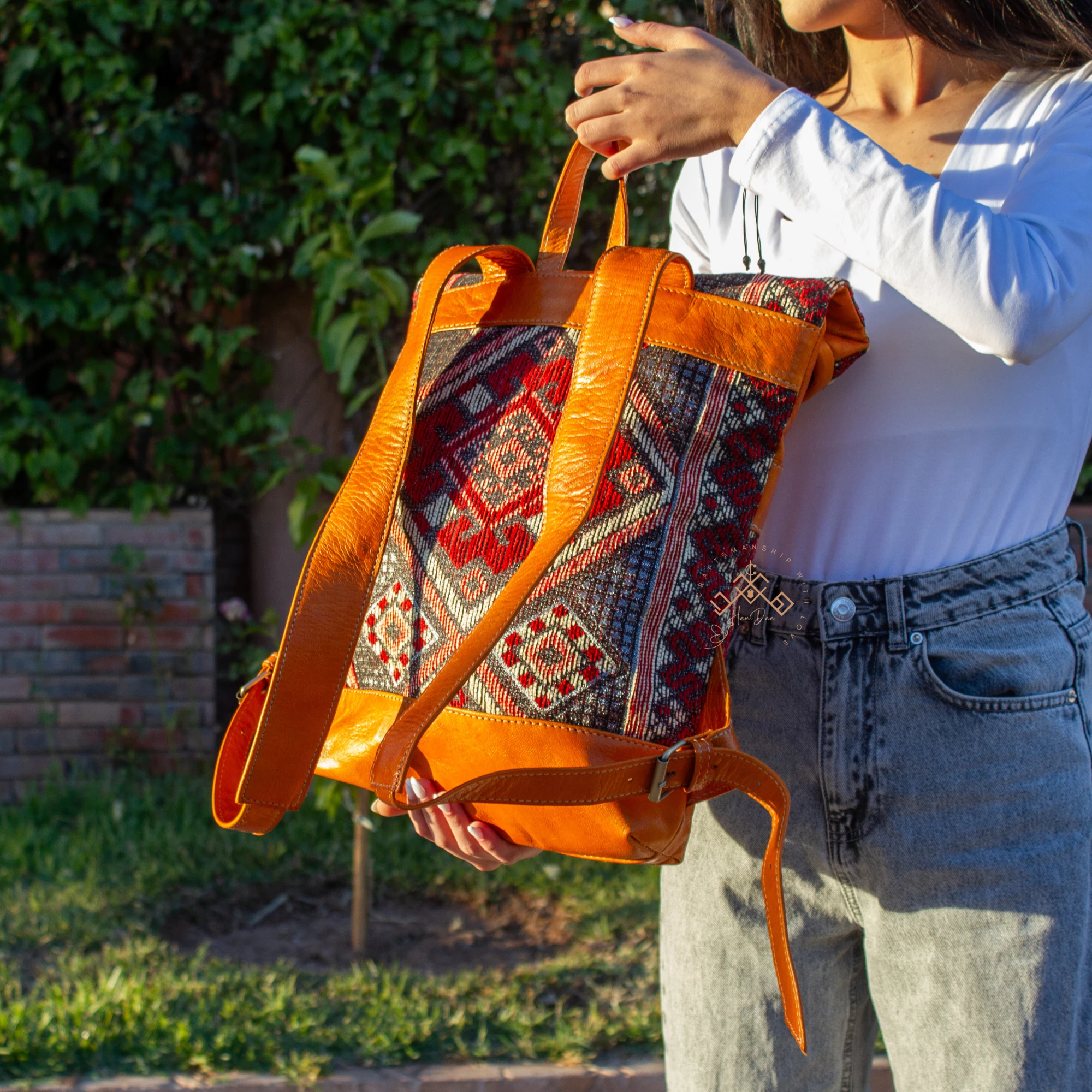 Havan Roll Top Leather Backpack With Red Kilim - Image 7